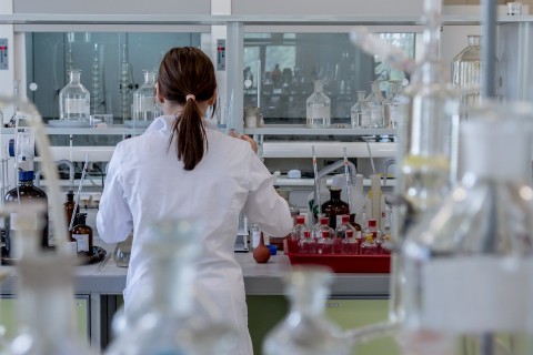 We zouden de productie van medicatie veel strategischer moeten beschouwen