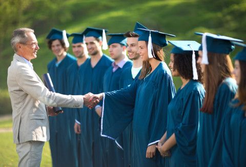 Wel of geen hand geven? Wat leer je kinderen nu? - Column DFT 19 oktober 2020